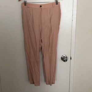 Light blush tapered pant.